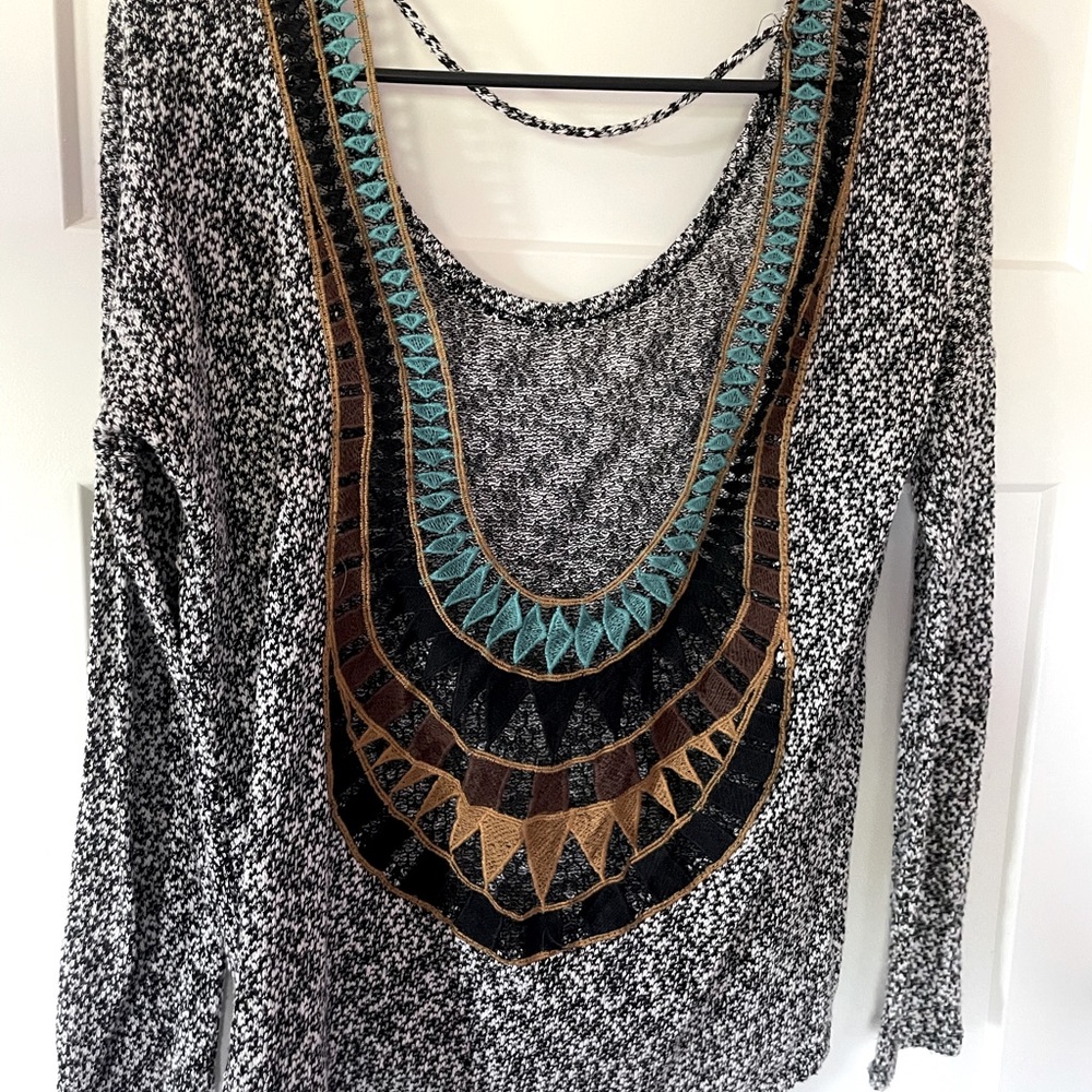 White/black sweater with cute low back